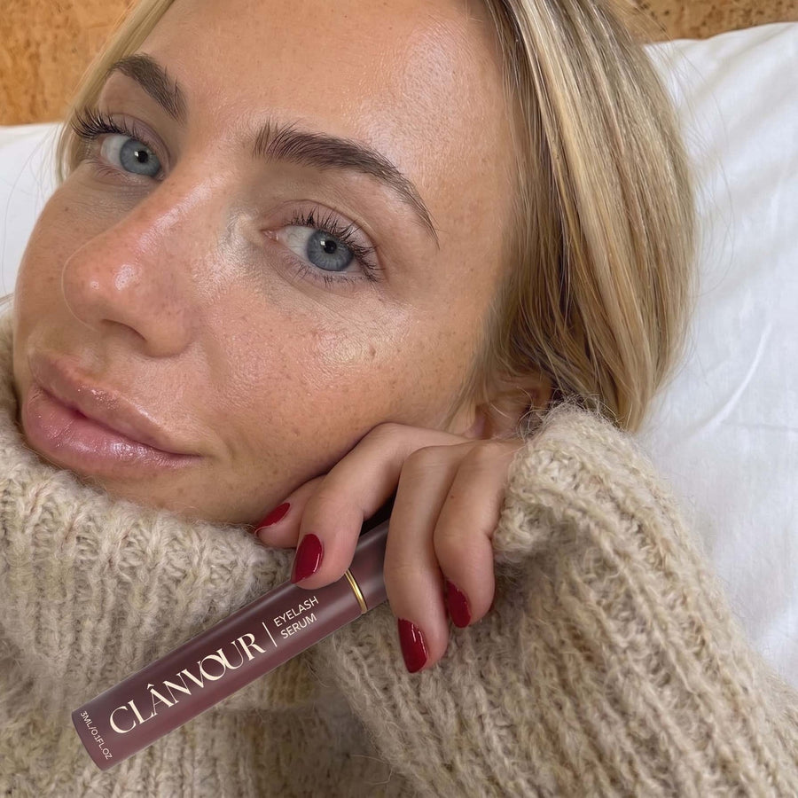 Vrouw zonder make-up met het Clânvour wimperserum